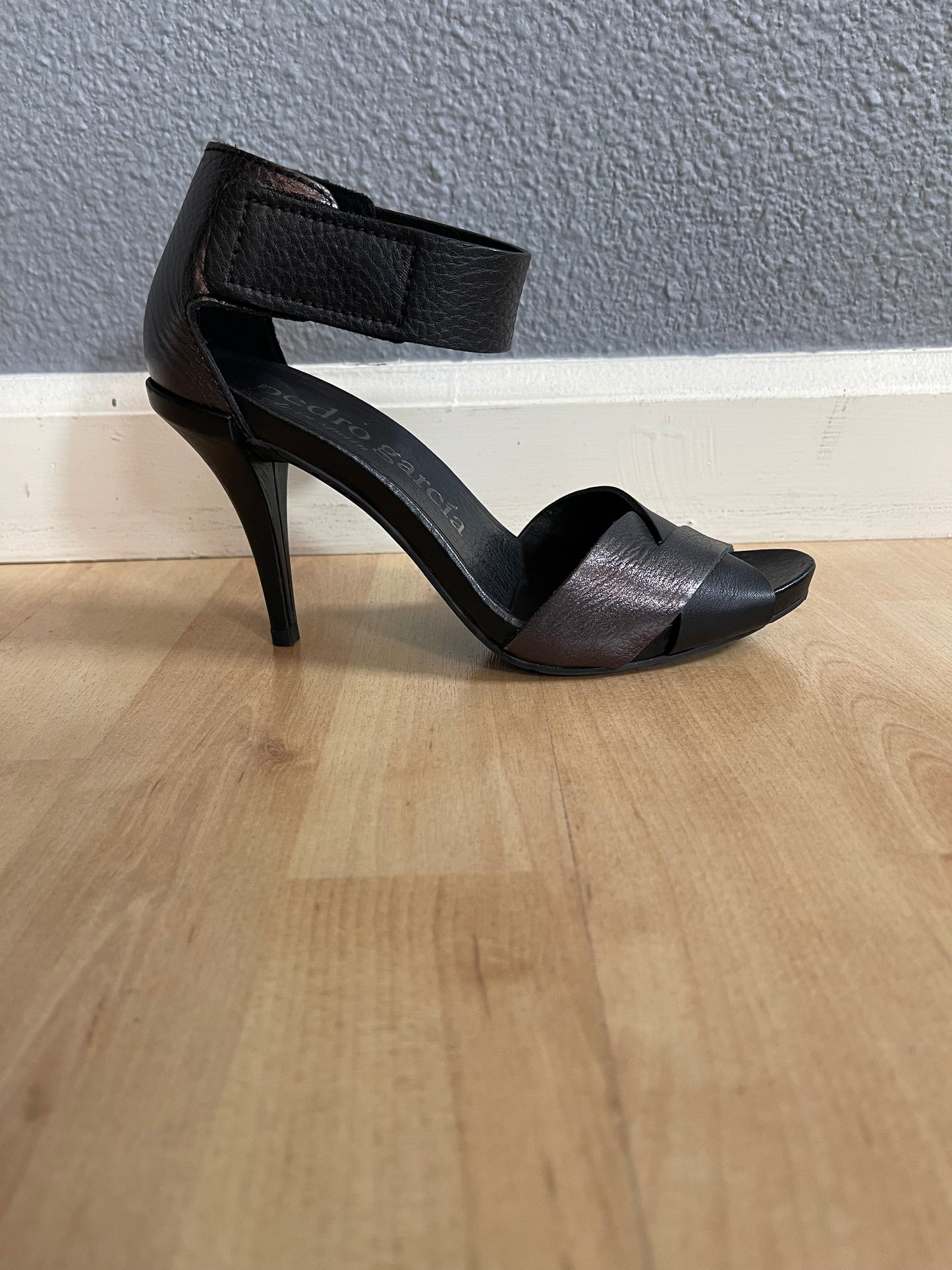 Pedro García Black Leather Heels